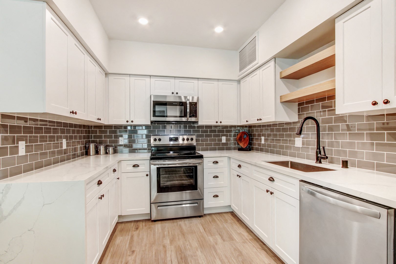 http://cdn.rentcafe.com/dmslivecafe/2/40772/Modern stainless steel appliances with Tile backsplash.jpg